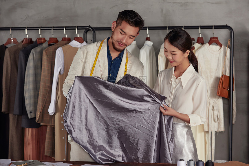 挑選服裝布料的設(shè)計(jì)師團(tuán)隊(duì) 服裝制作的藝術(shù)與科學(xué)